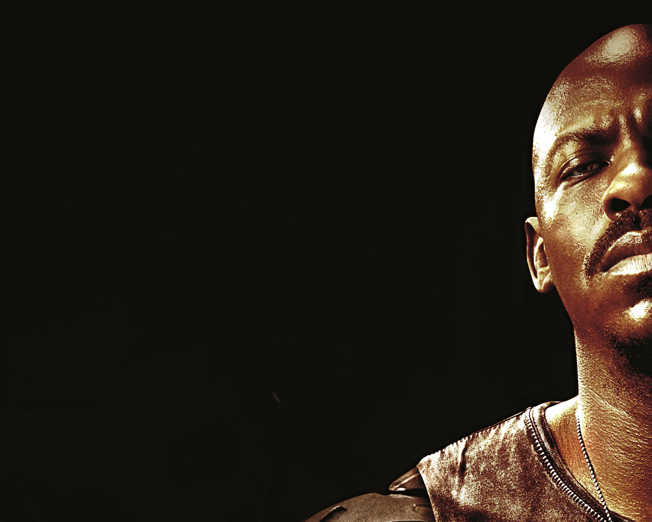 Джакс персонаж фильма Мортал Комбат на черном фоне, 2021