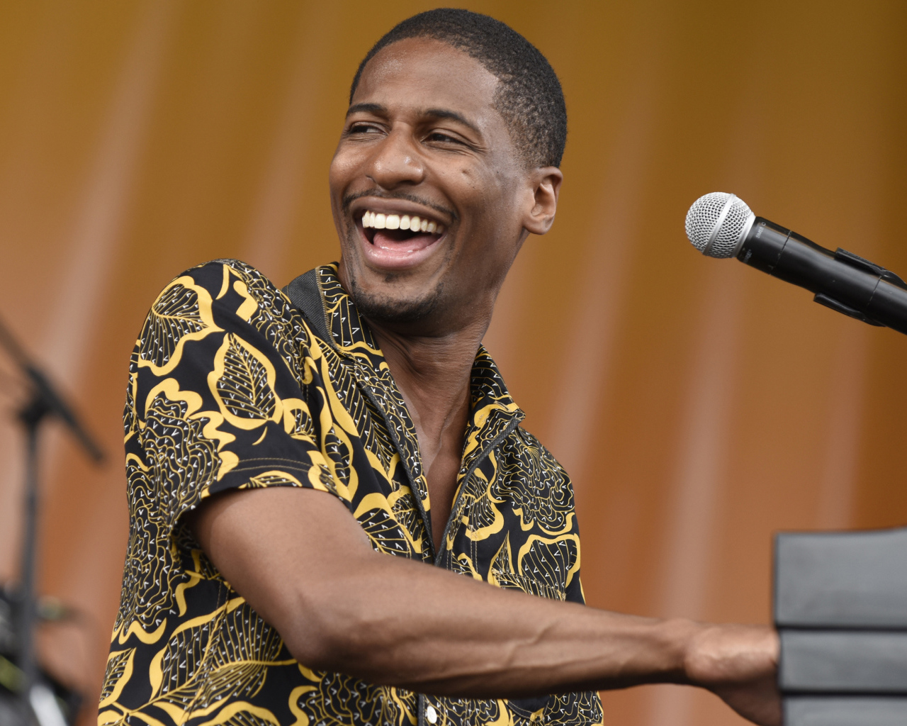 Американский музыкант Джонатан Батисте с микрофоном