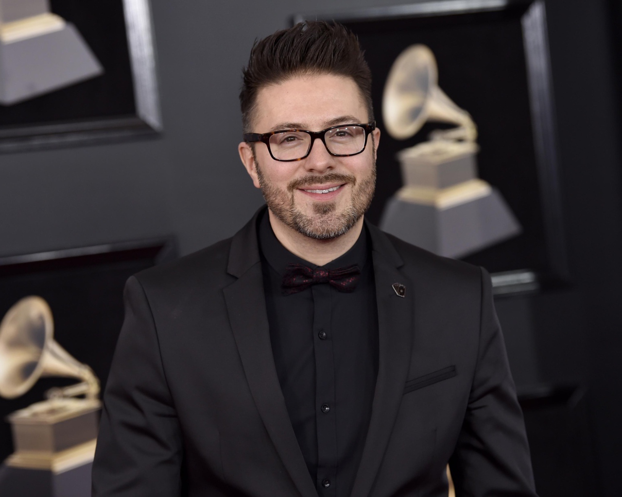 Американский певец Дэнни Гокей в костюме