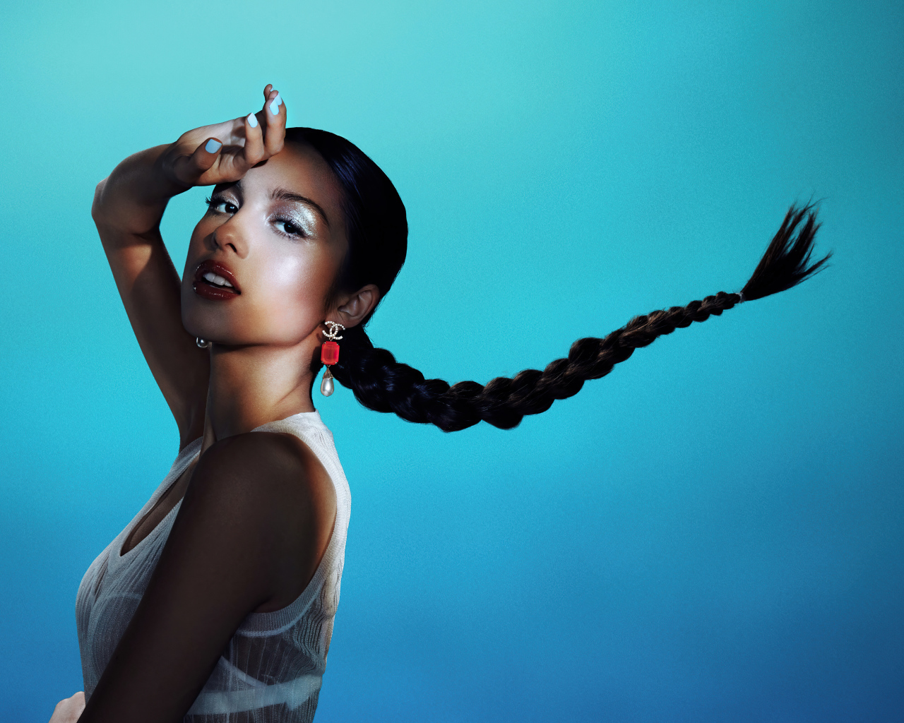 Американская певица Оливия Родриго на голубом фоне