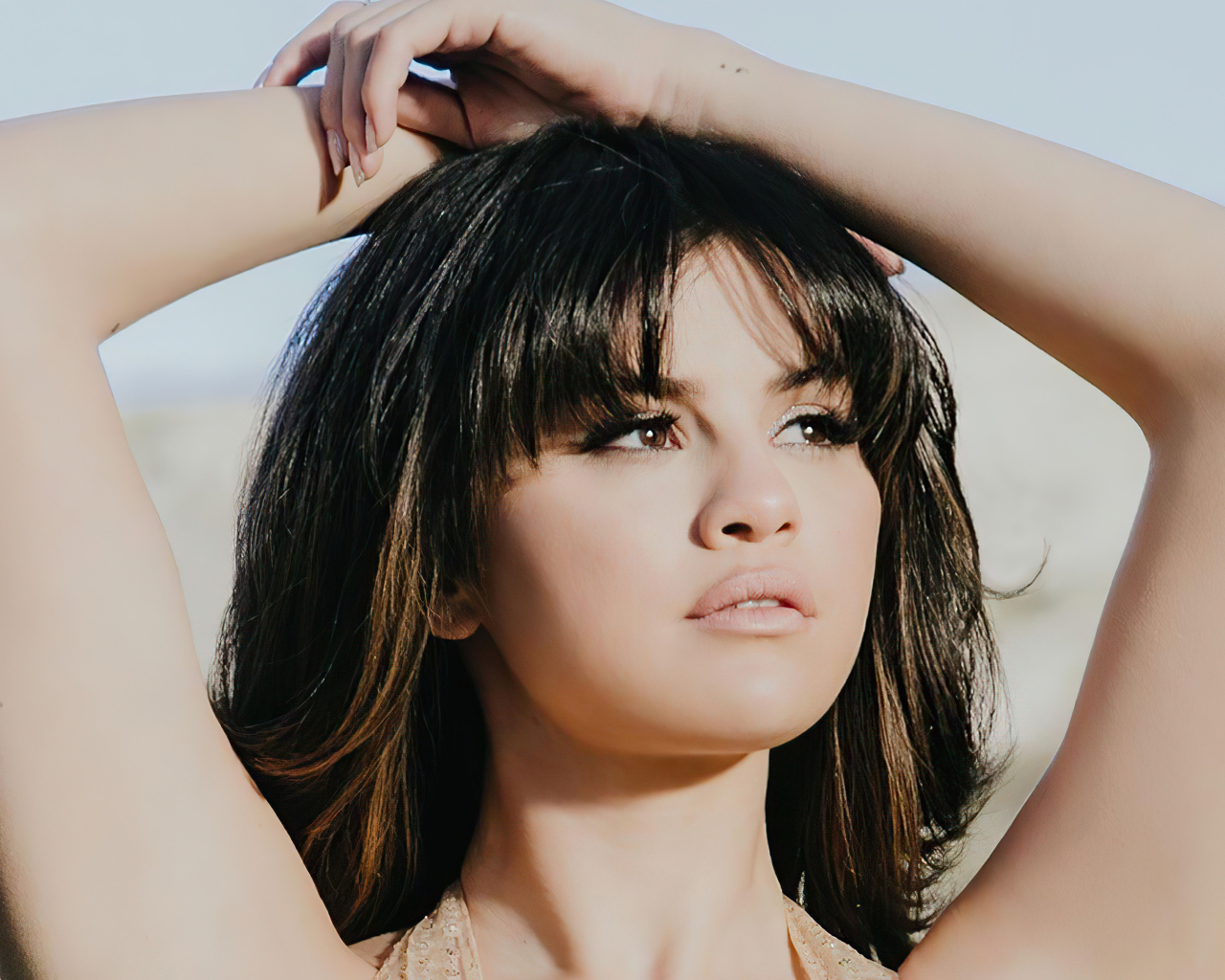 Американская певица Селена Гомес в поднятыми руками