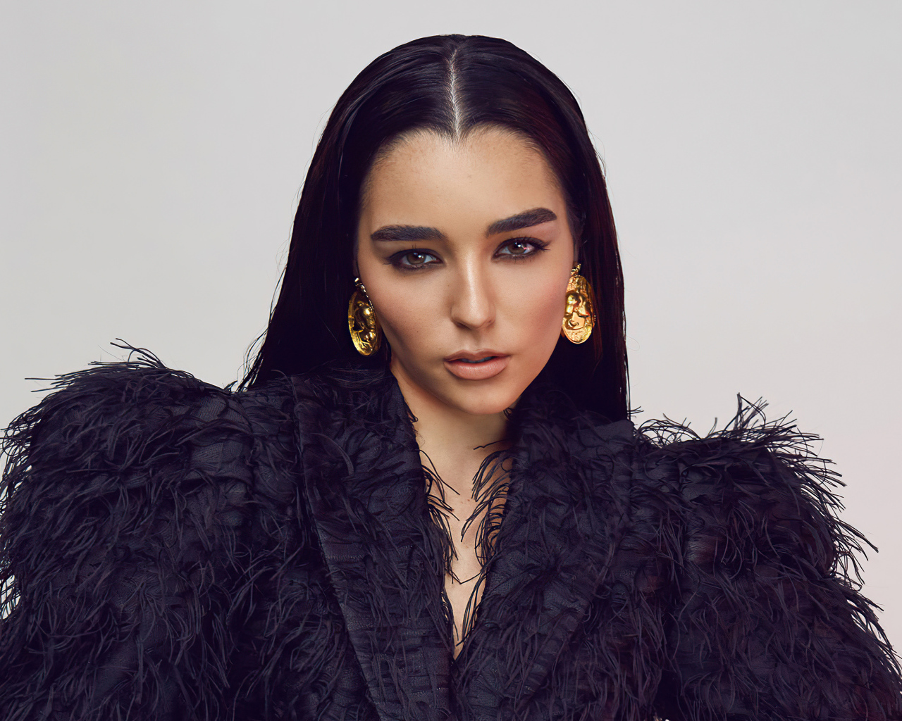 Австралийская певица Индиана Массара в черном наряде