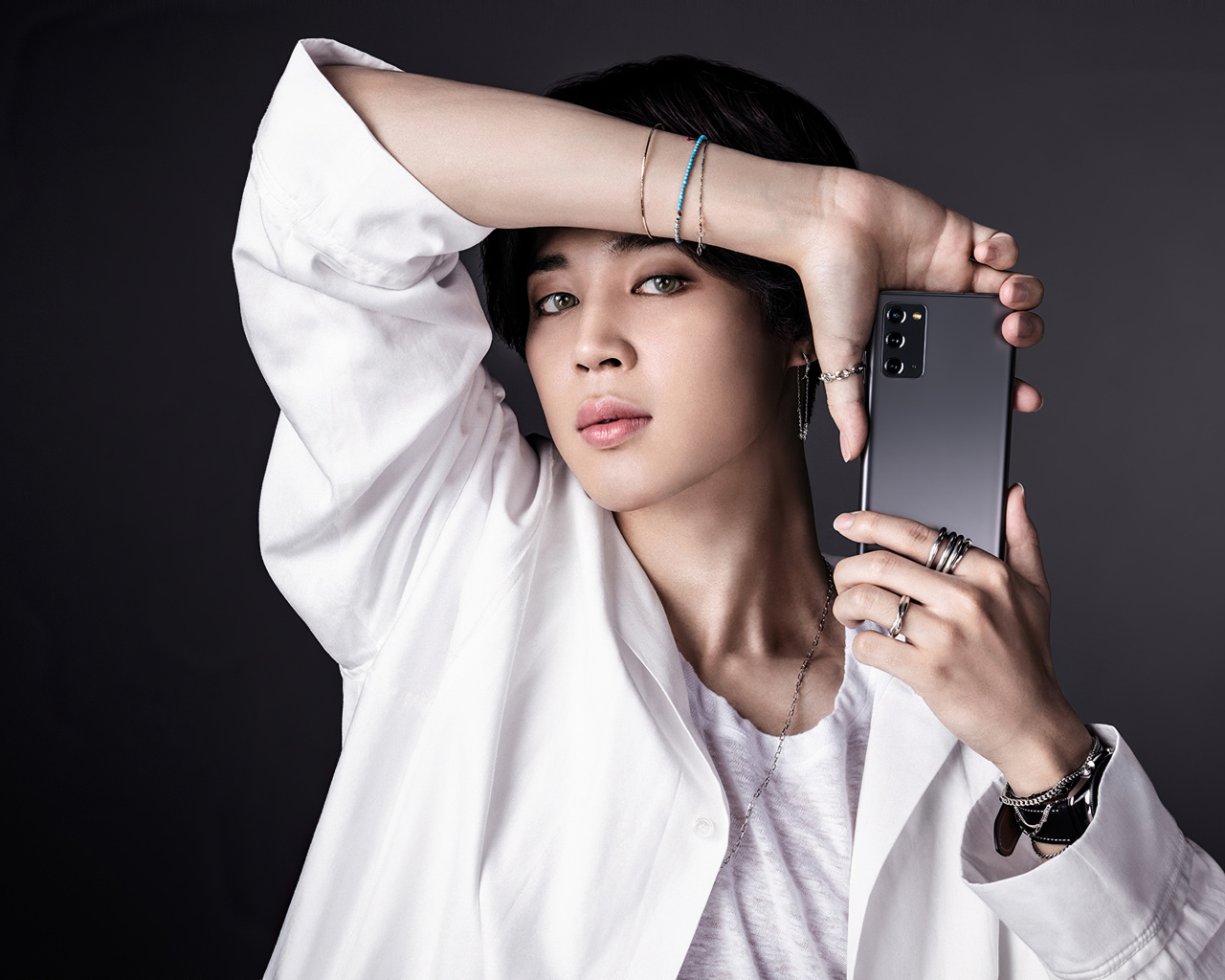 Вокалист группы BTS Jimin с телефоном