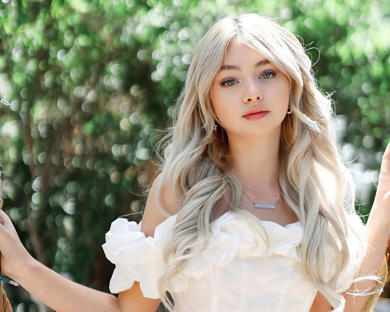 Красивая блондинка певица Сисили Роуз