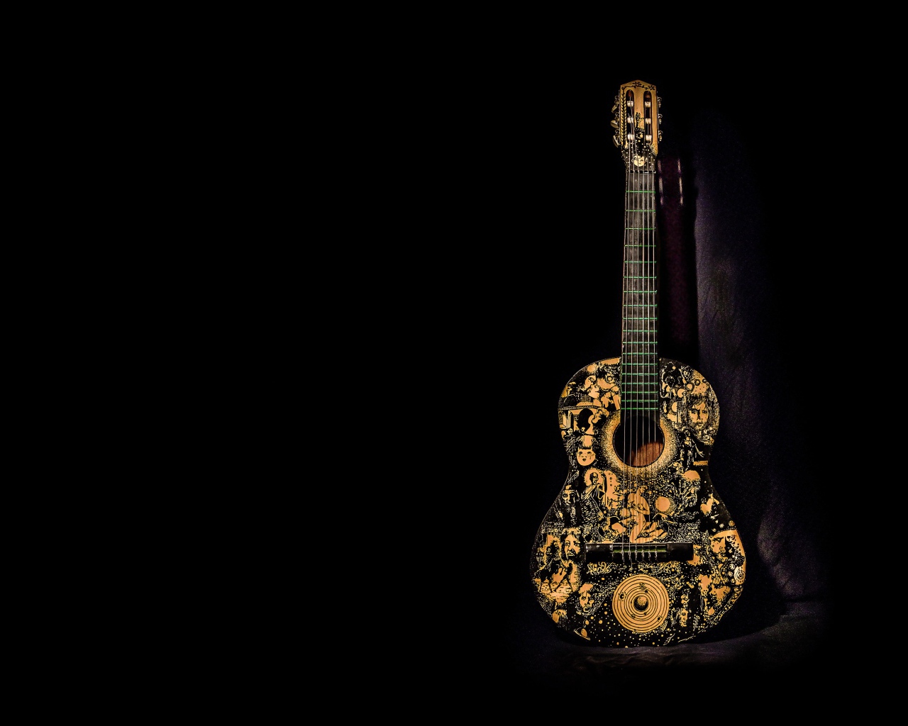 Красивая гитара с рисунком на черном фоне