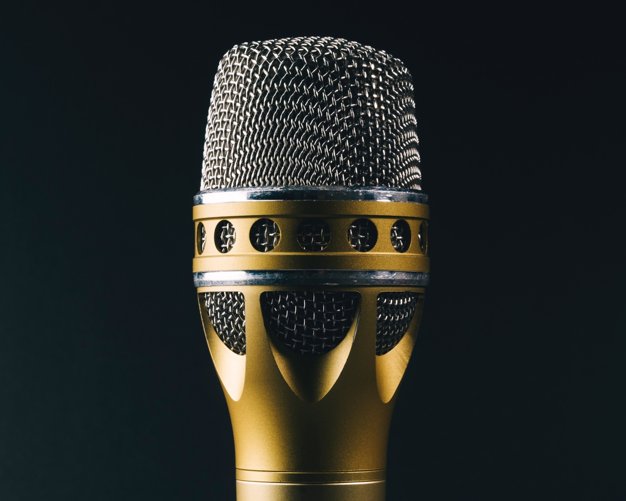 Красивый профессиональный микрофон на черном фоне 