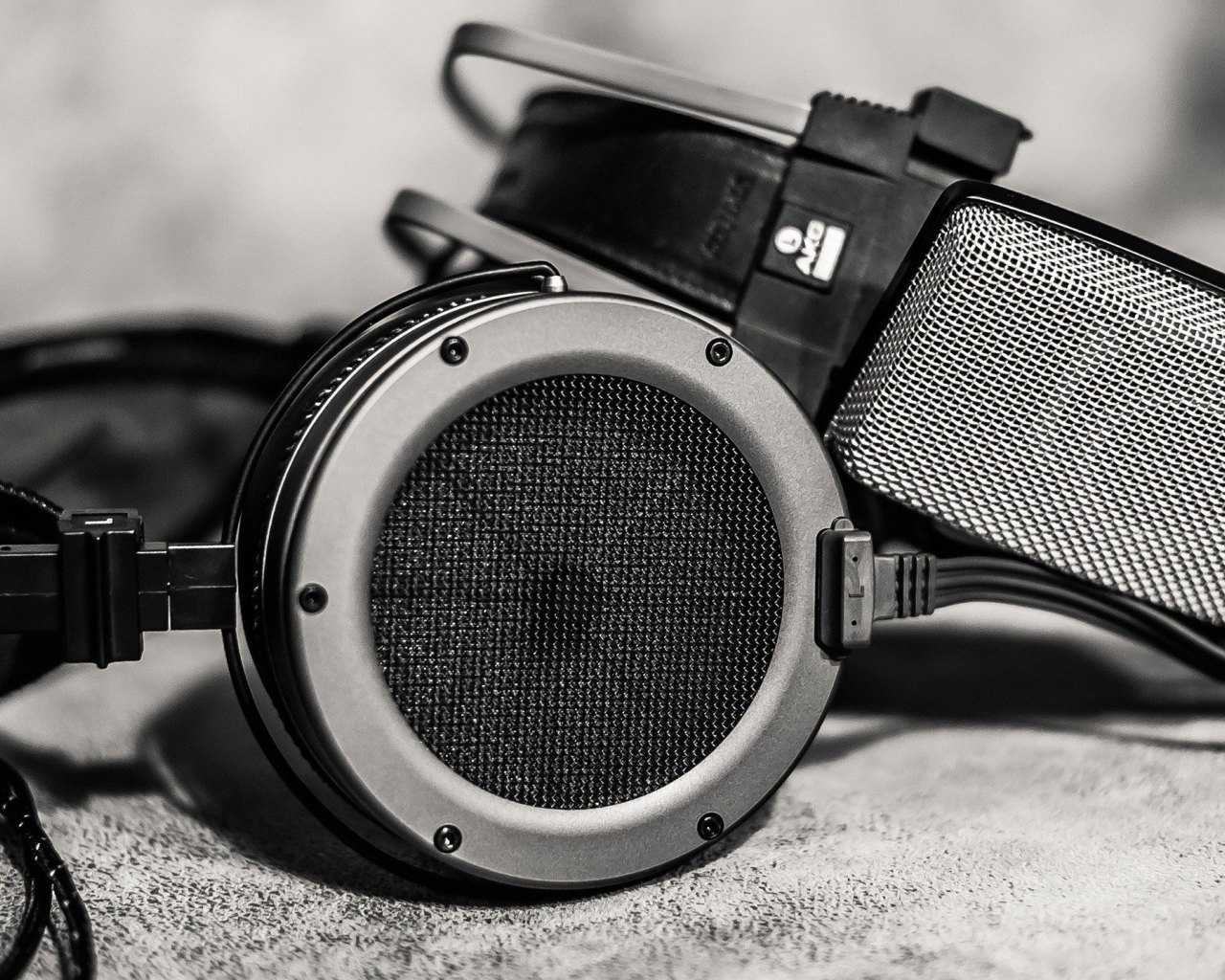 Черные наушники и студийный микрофон