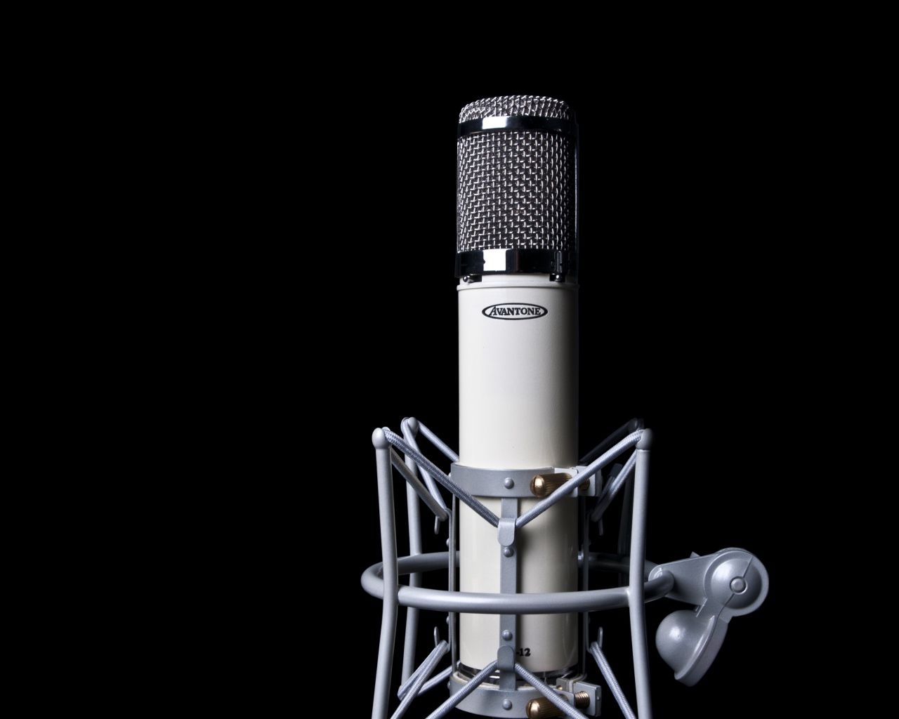 Конденсаторный микрофон на черном фоне