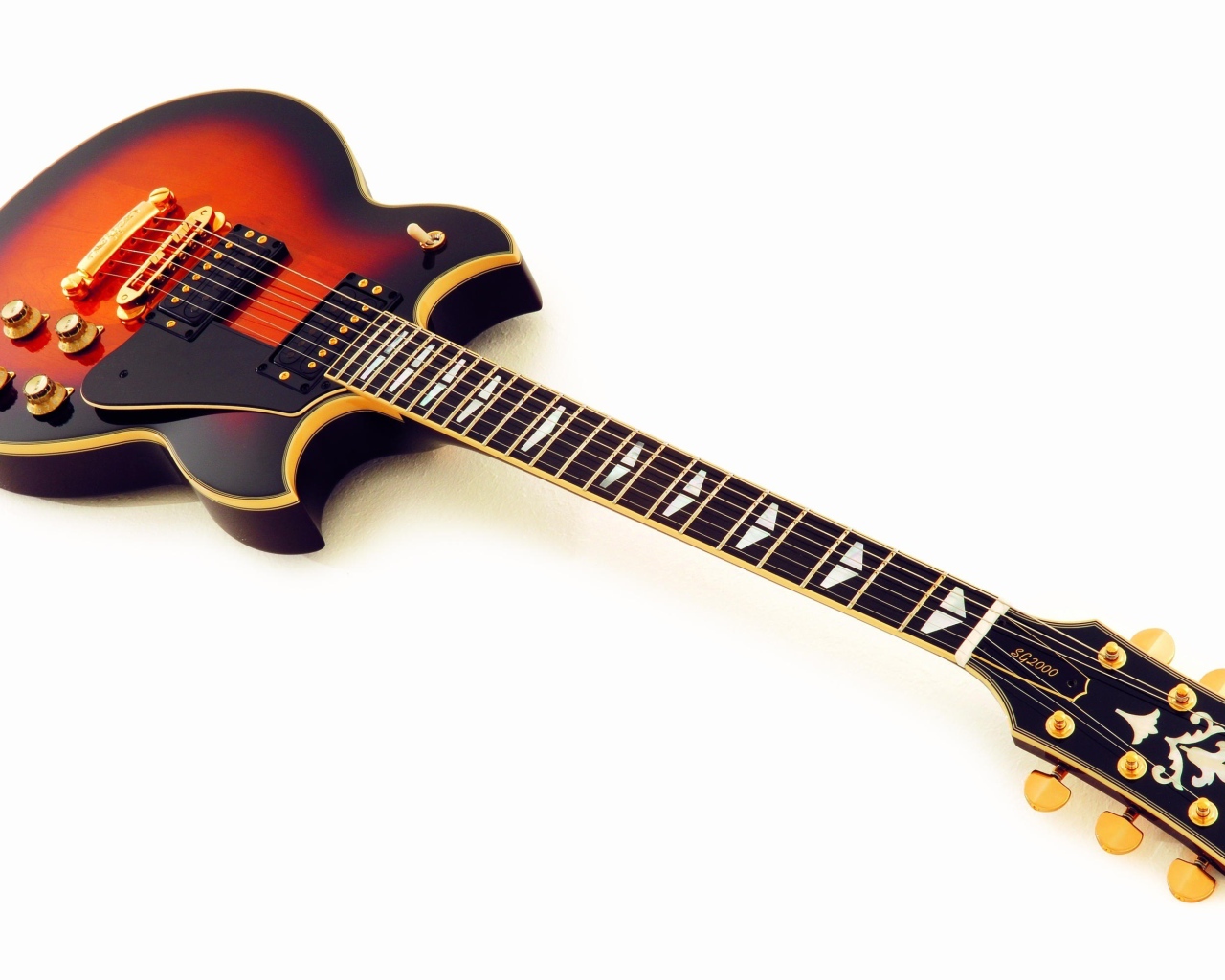 Дорогая гитара на белом фоне 