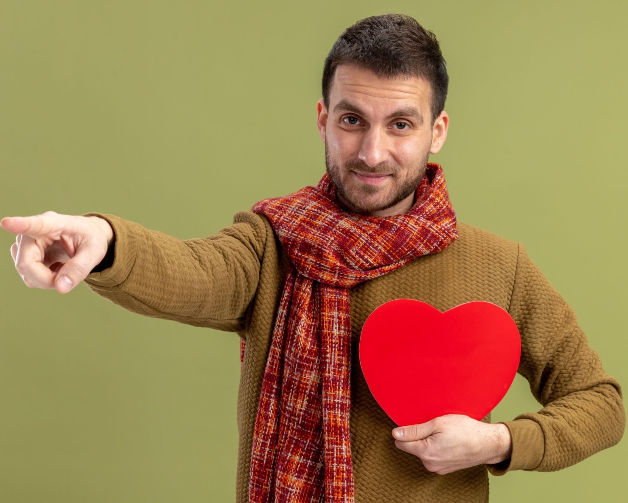 Мужчина с красным сердцем в руке 