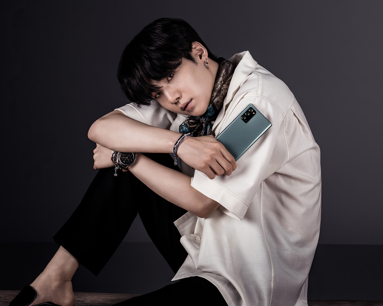 Участник группы BTS Suga на сером фоне