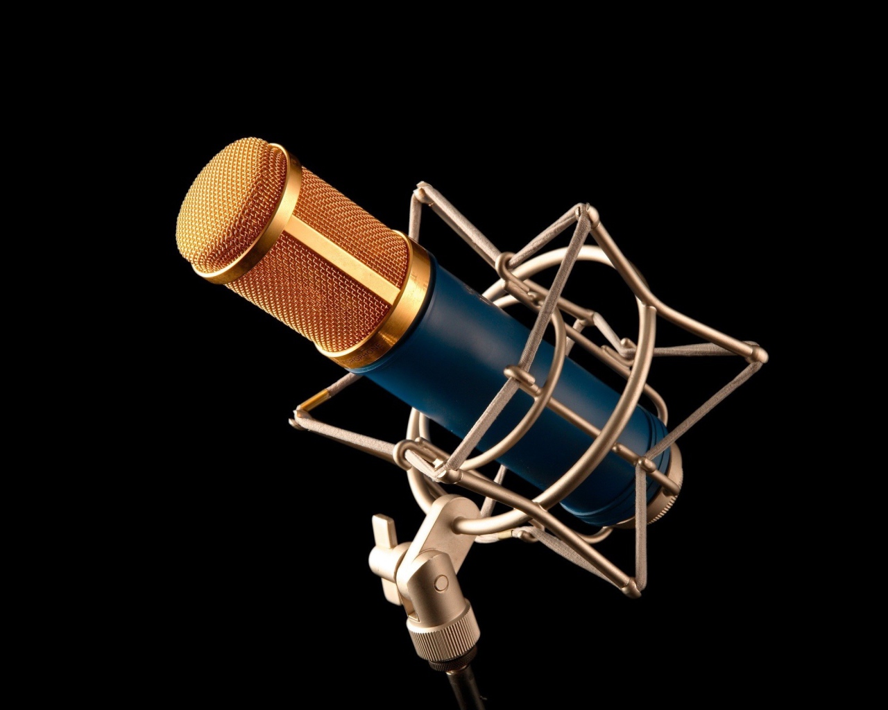 Микрофон на стойке на черном фоне 