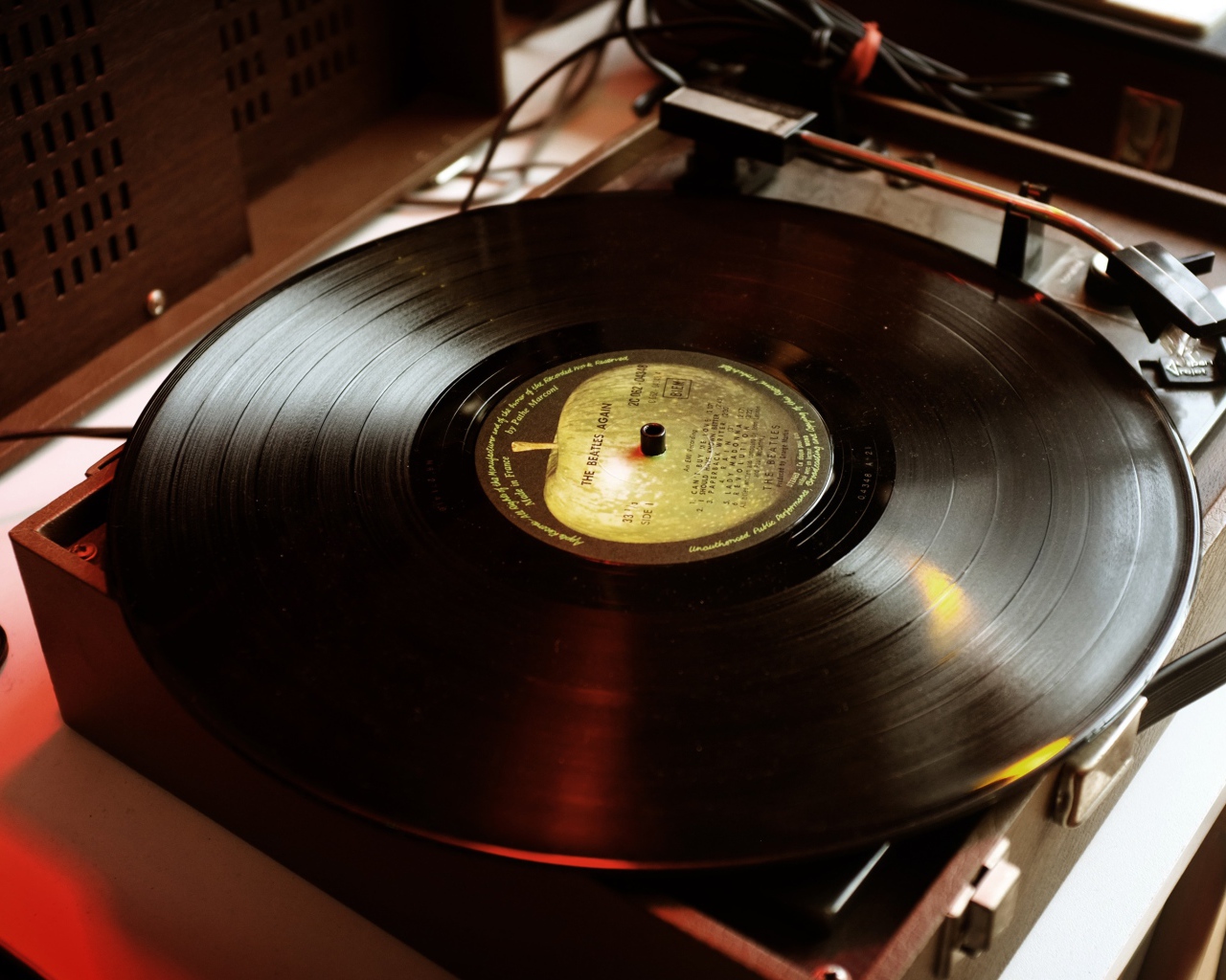 Старый проигрыватель для пластинок