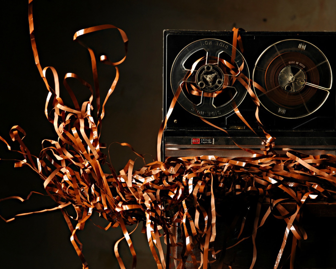 Старый бобинный магнитофон с лентой