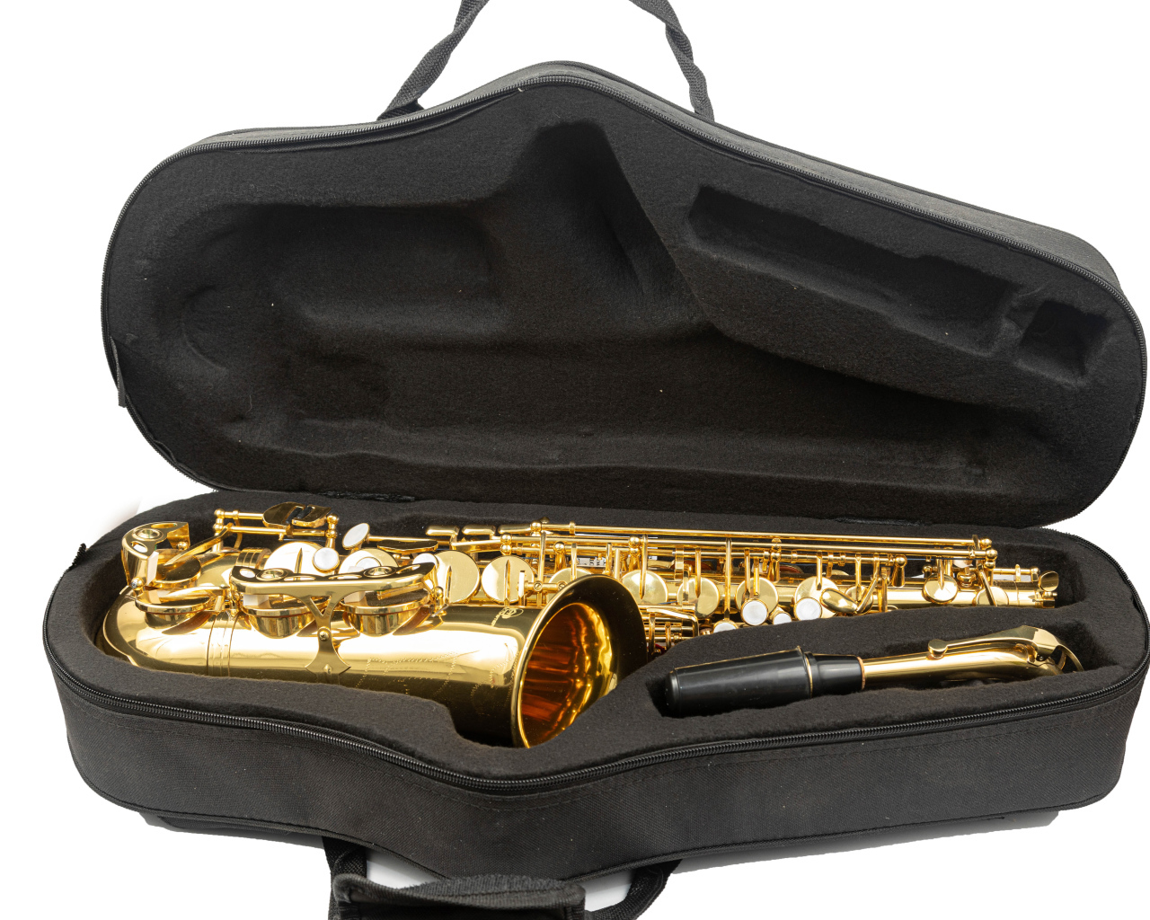 Саксофон в черном чехле на белом фоне