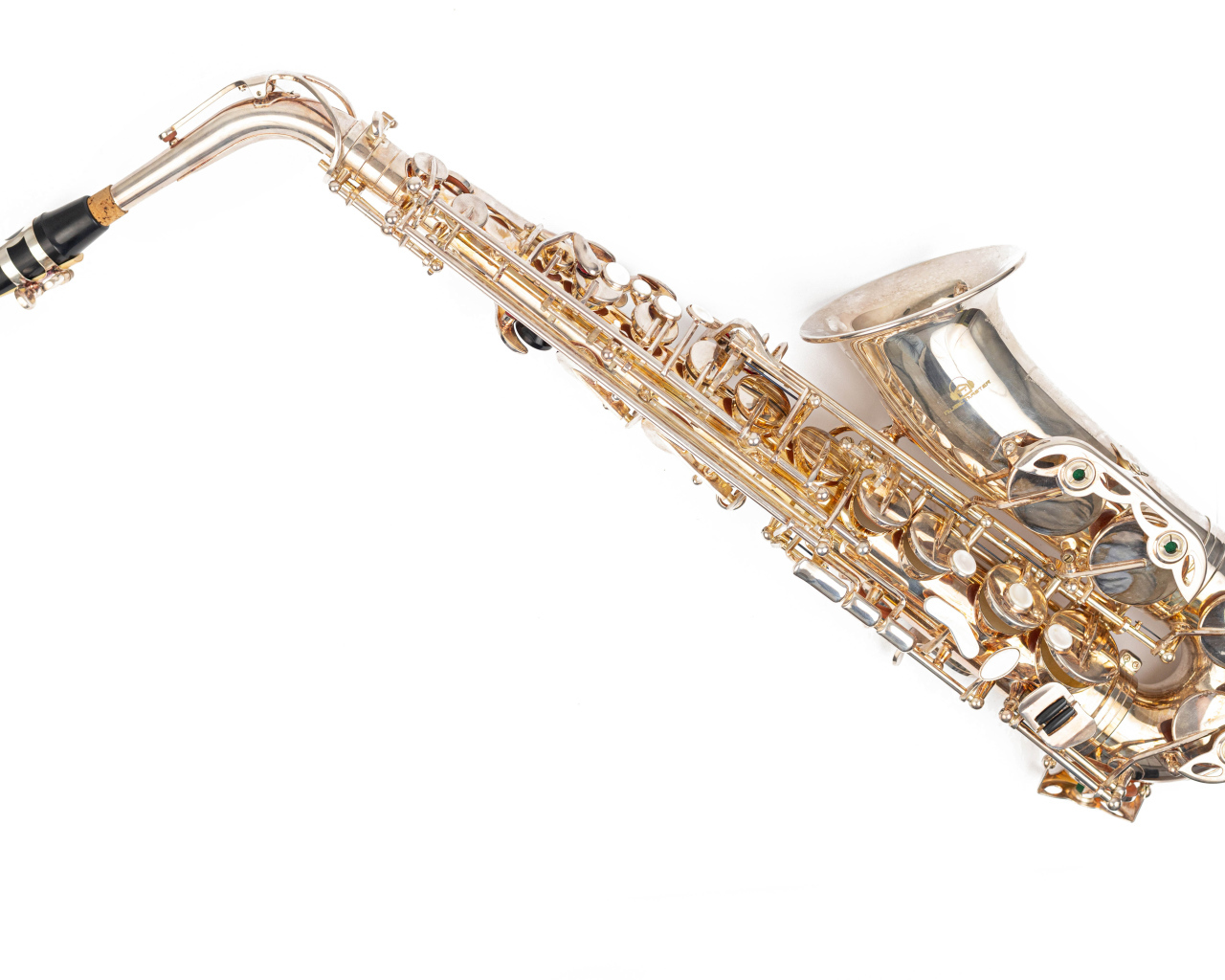 Саксофон на белом фоне крупным планом 