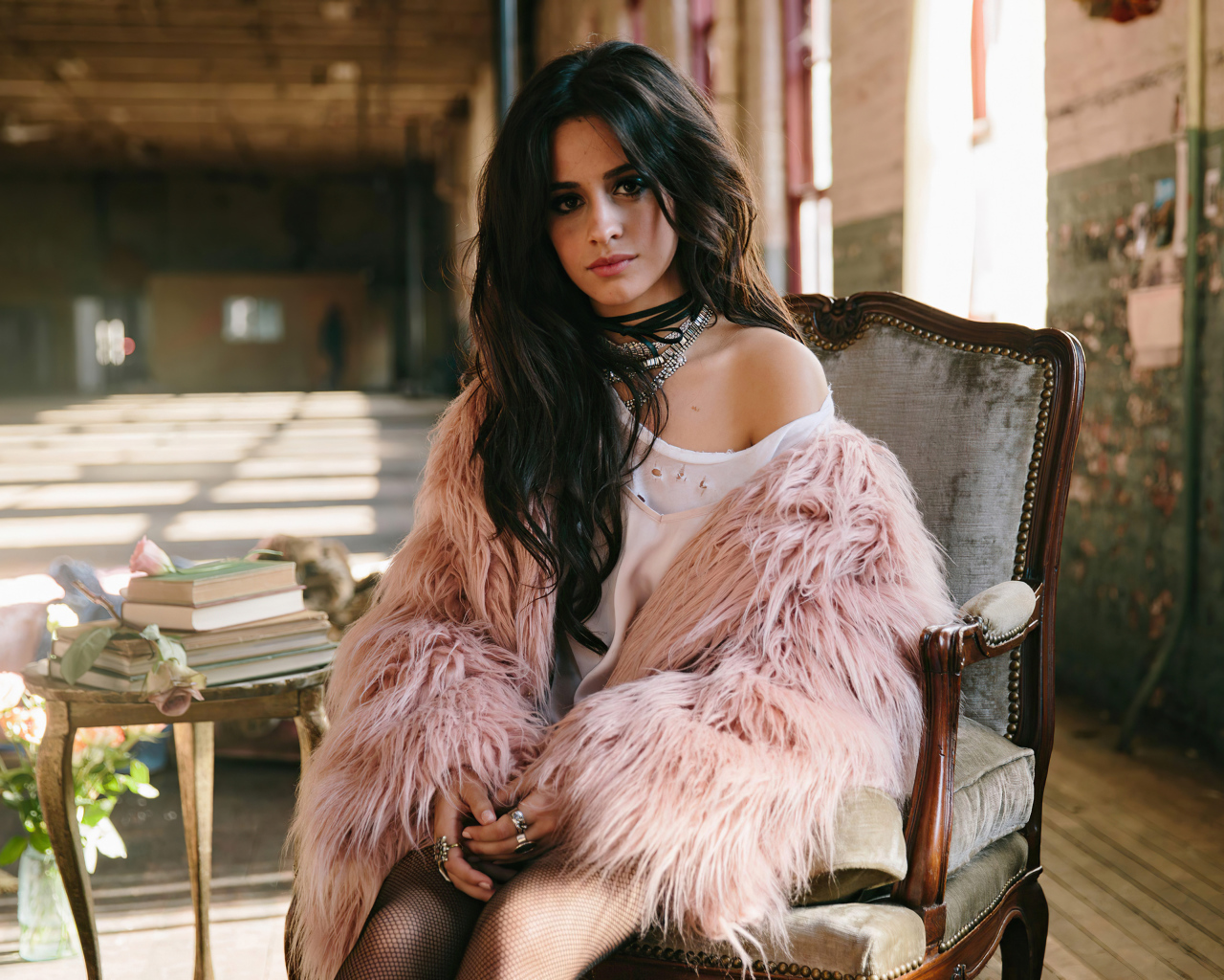 Певица Камила Кабельо сидит в кресле