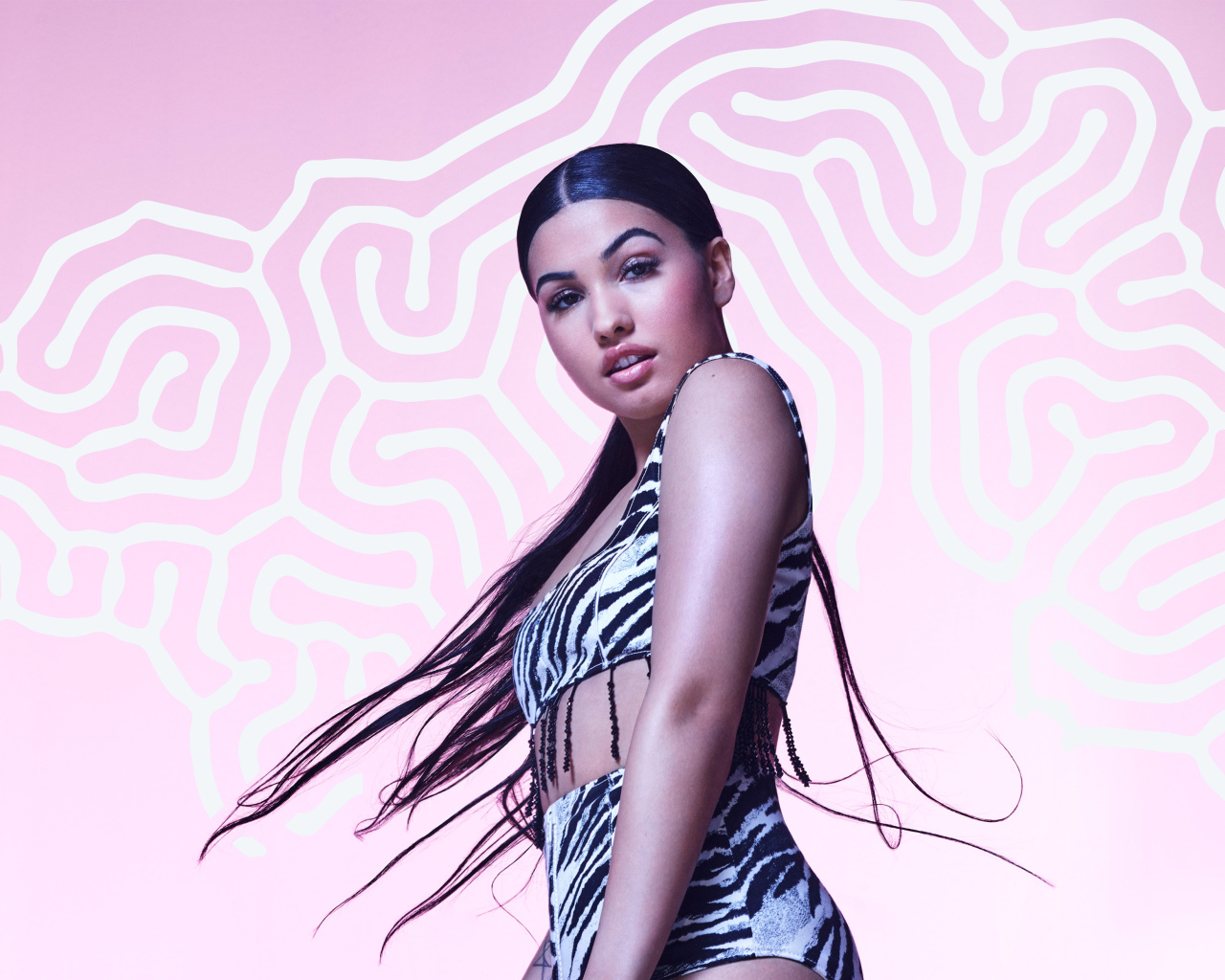 Певица Mabel  на розовом фоне