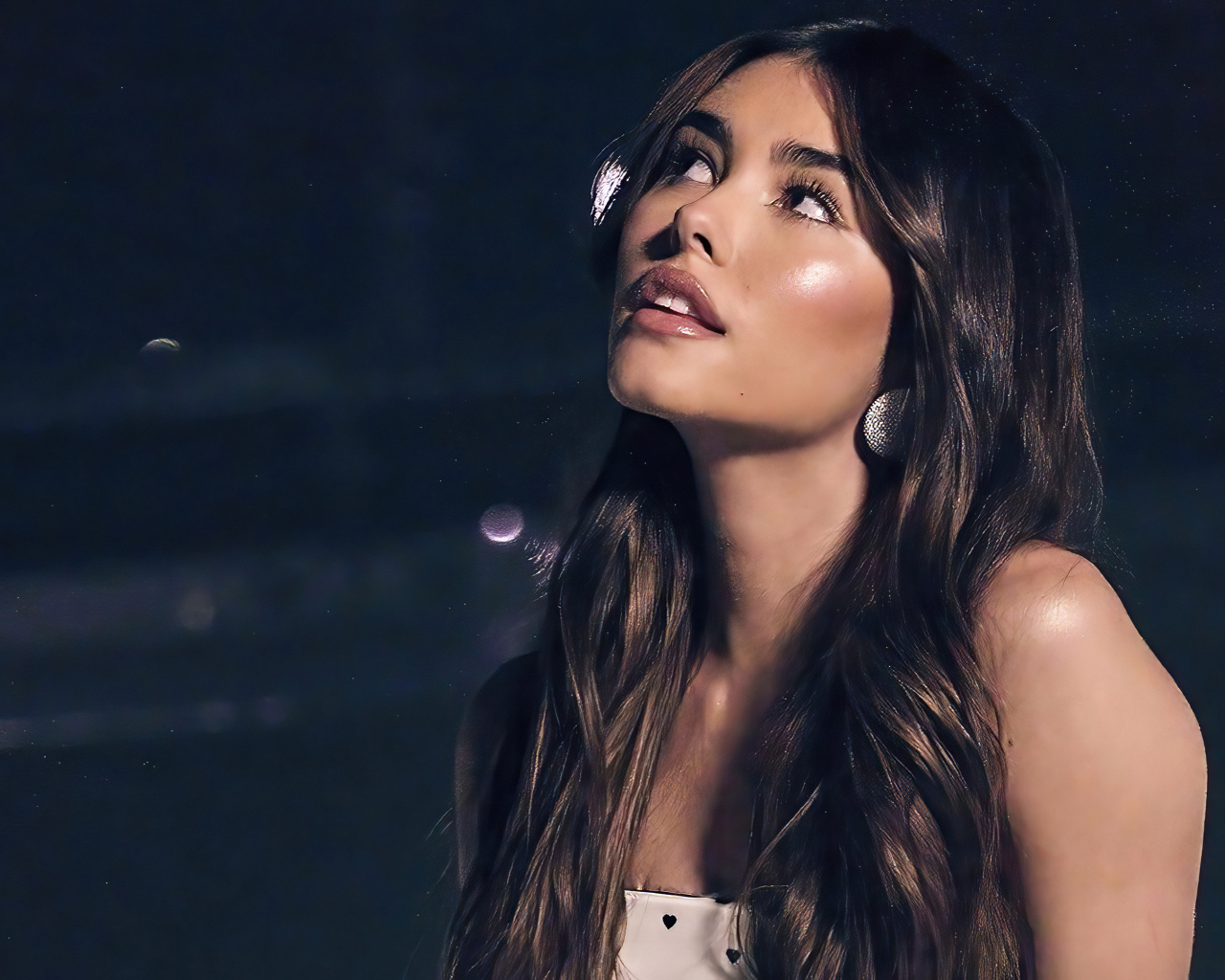 Певица Мэдисон Бир смотрит в сторону