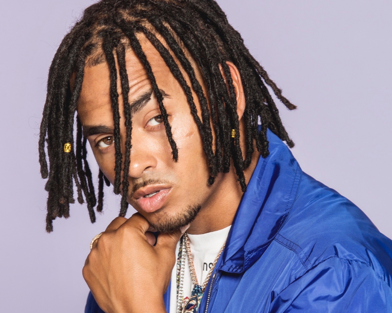 Певец Осуна на сером фоне