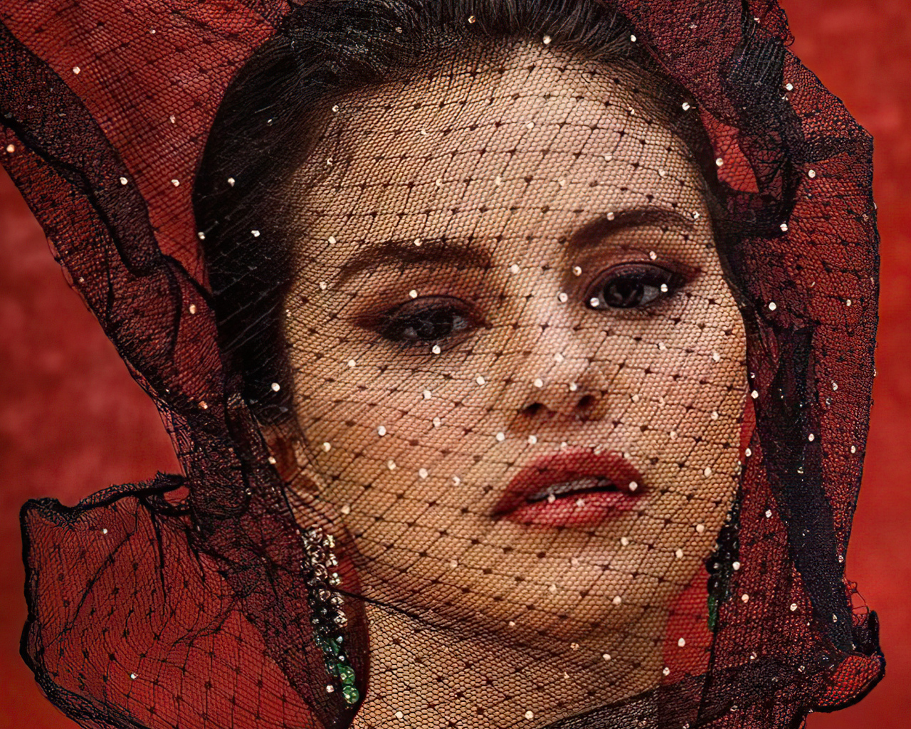 Певица Селена Гомес с вуалью на лице