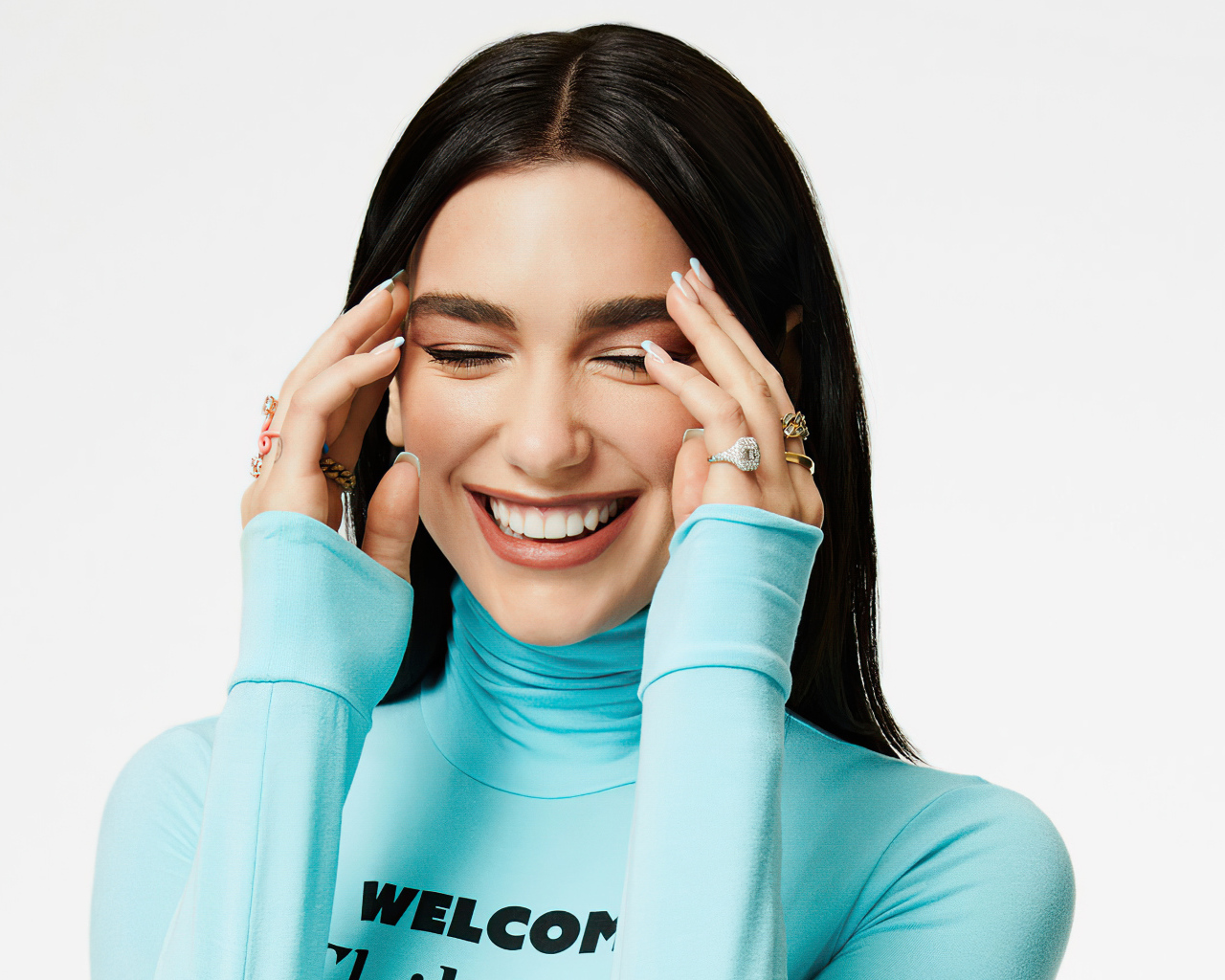 Улыбающаяся девушка певица Дуа Липа