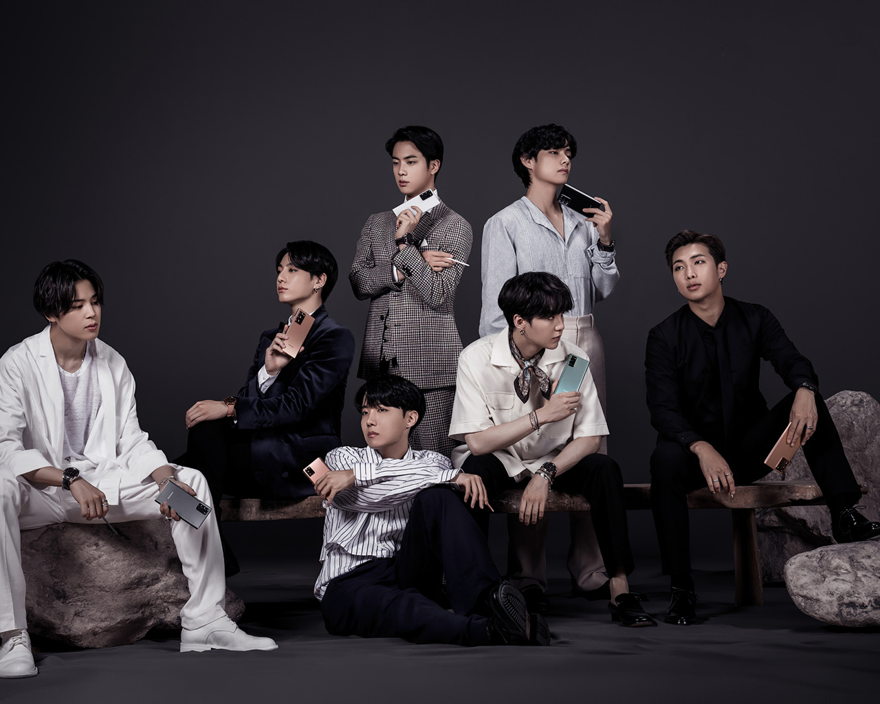 Южнокорейский бенд BTS с телефонами самсунг