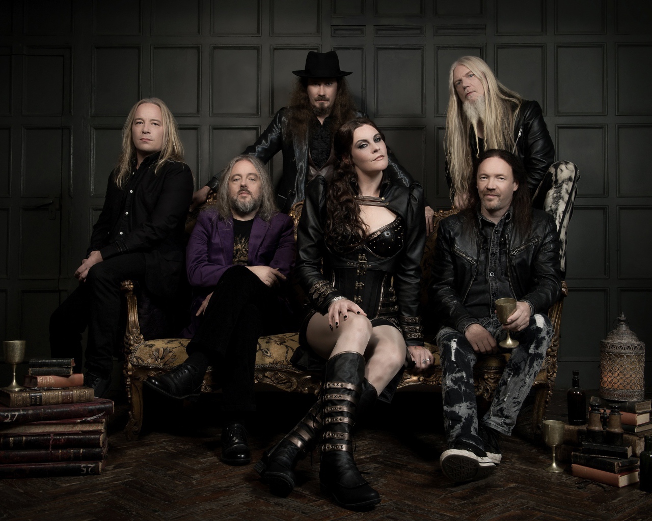 Состав группы Nightwish сидит на диване