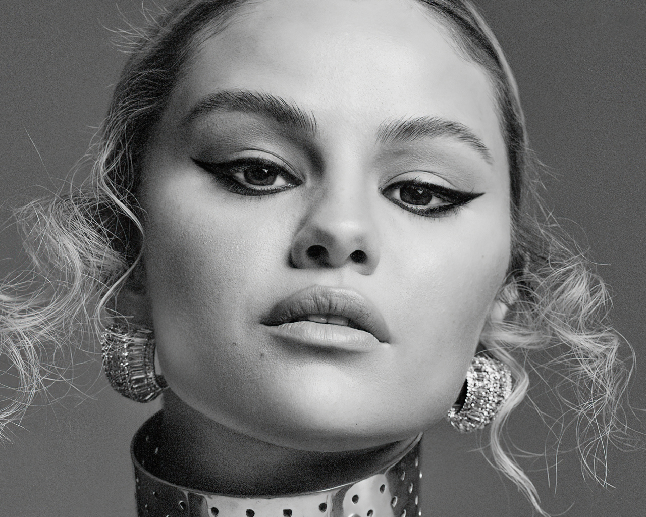 Лицо певицы Селена Гомес на сером фоне