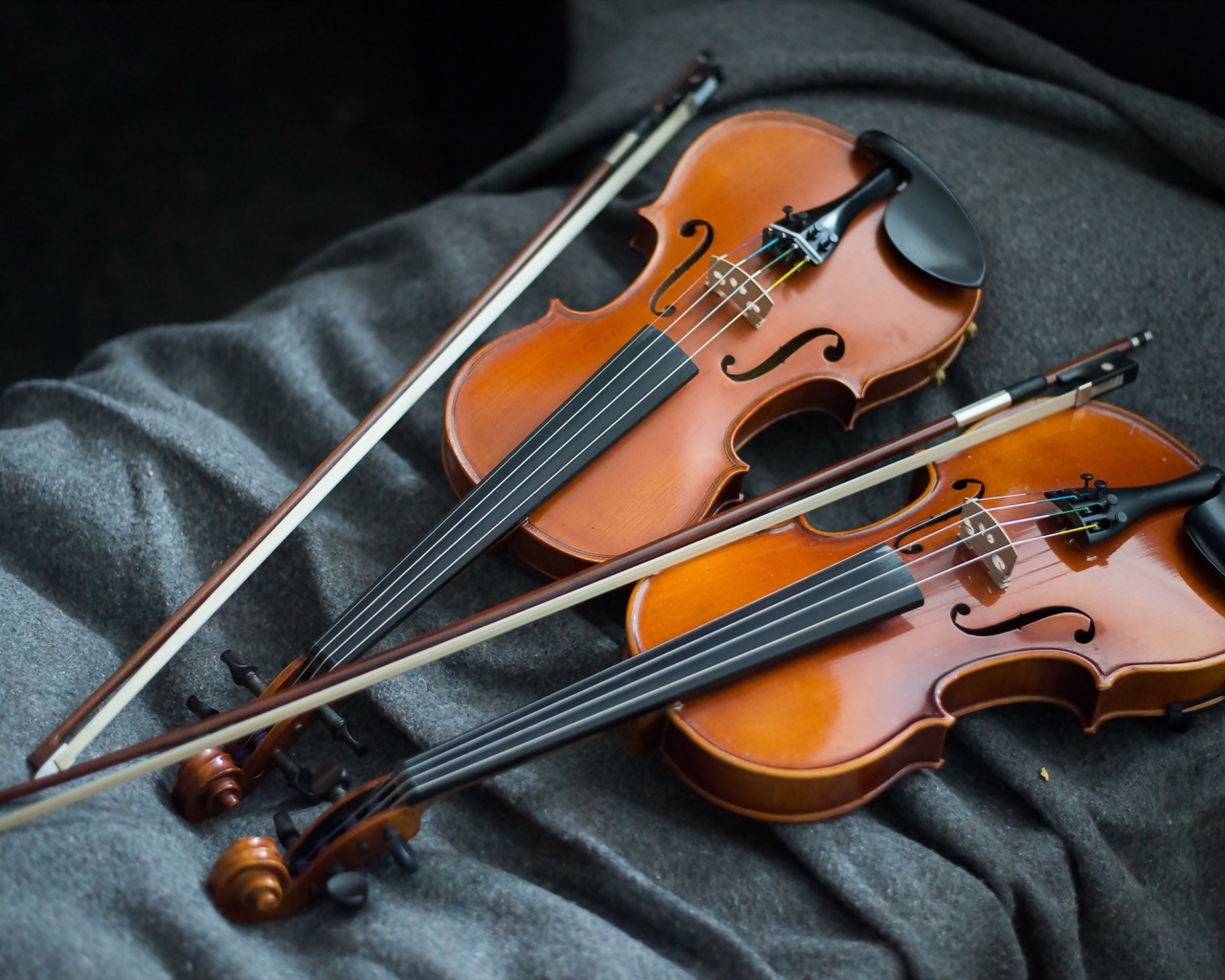 Две деревянные скрипки на ткани 
