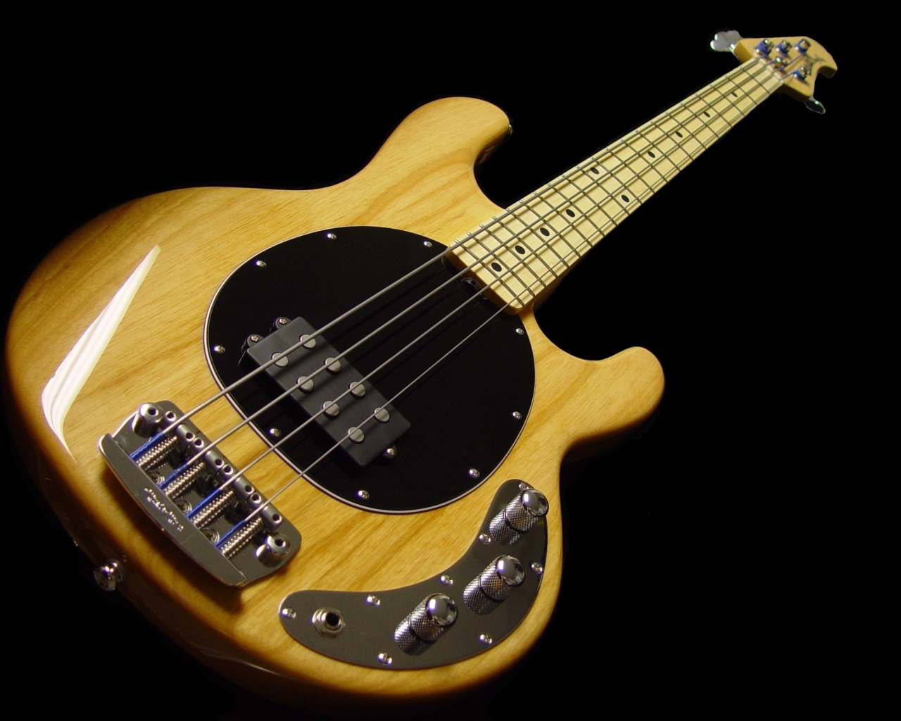 Деревянная гитара с толстыми струнами на черном фоне 