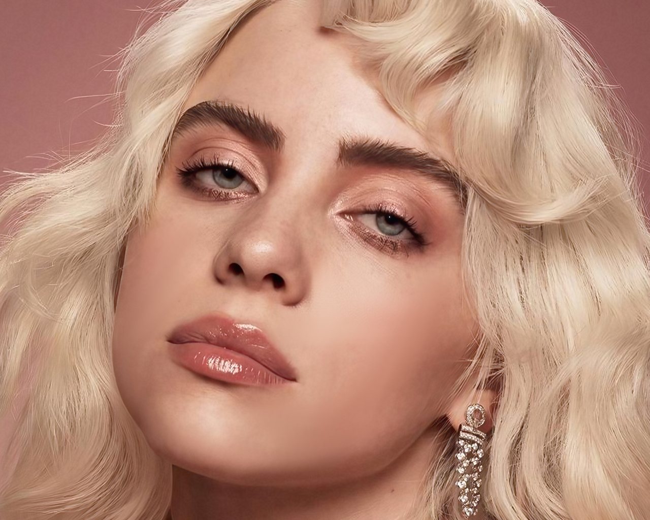 Молодая блондинка Билли Айлиш лицо на розовом фоне