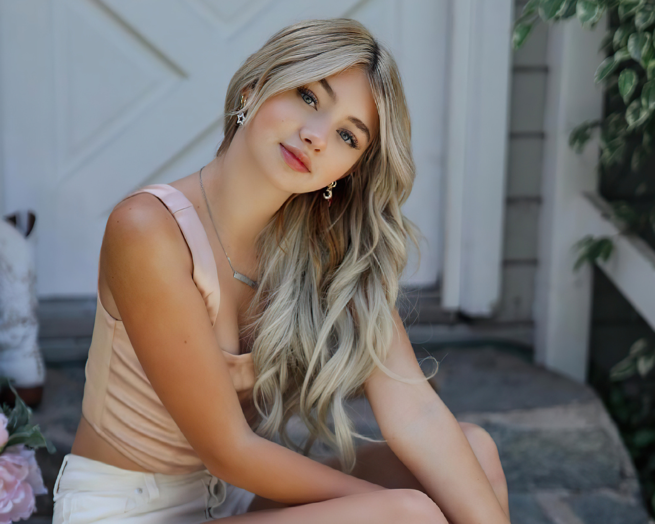 Молодая девушка певица Сисили Роуз