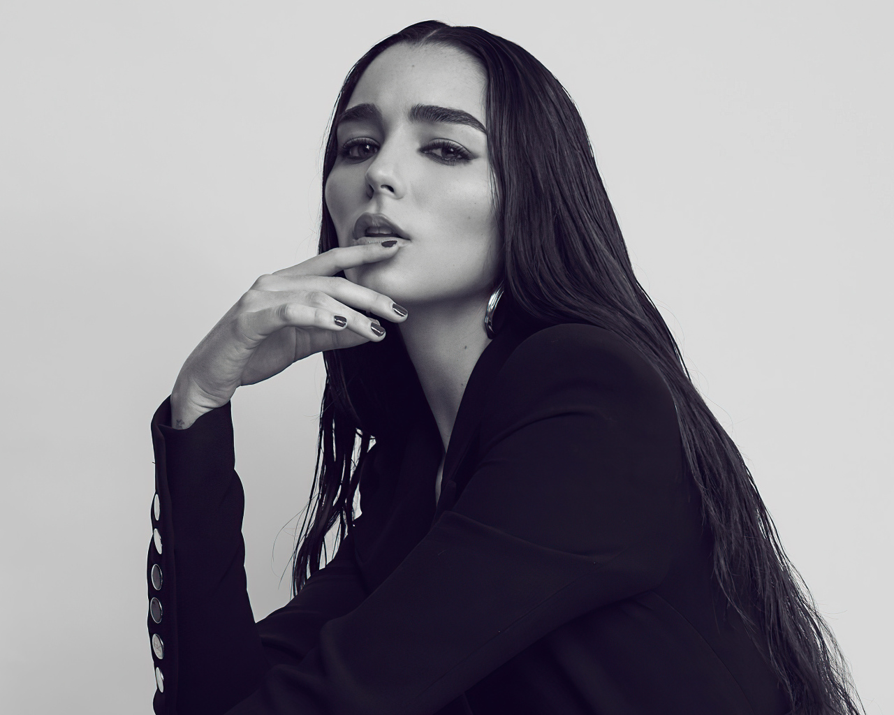 Молодая певица Индиана Массара в черном наряде