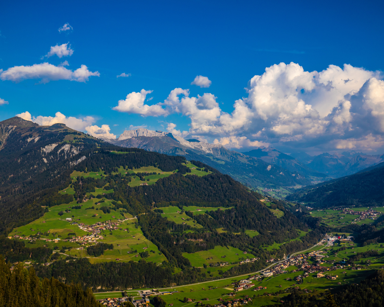 Красивый вид на гору под голубым небом с голубыми облаками 
