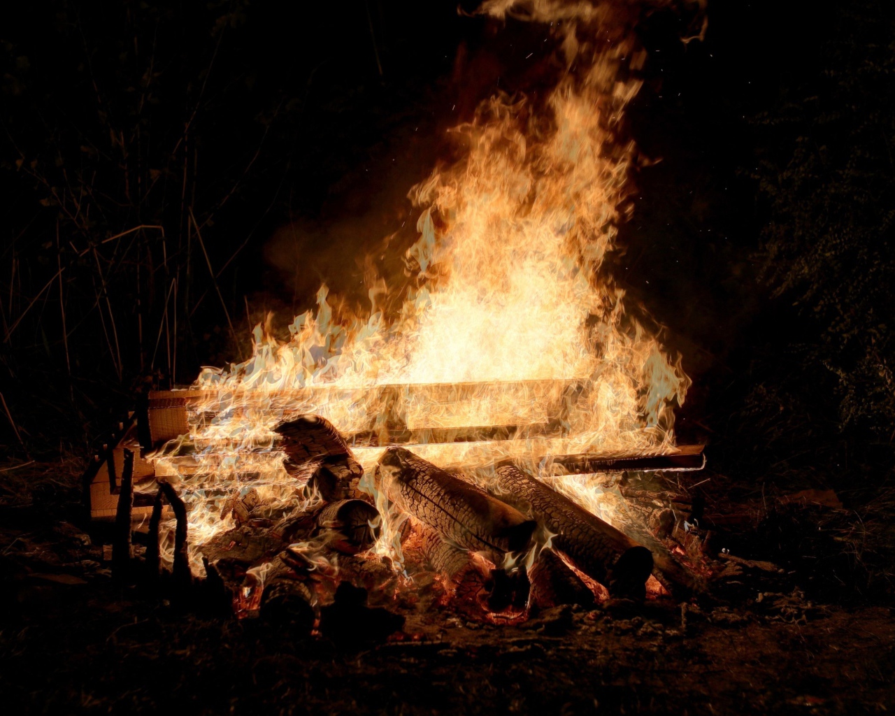 Большой костер с дровами ночью