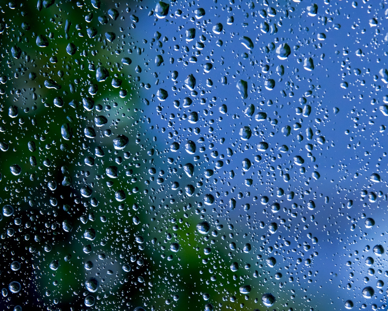 Голубое стекло с каплями дождя