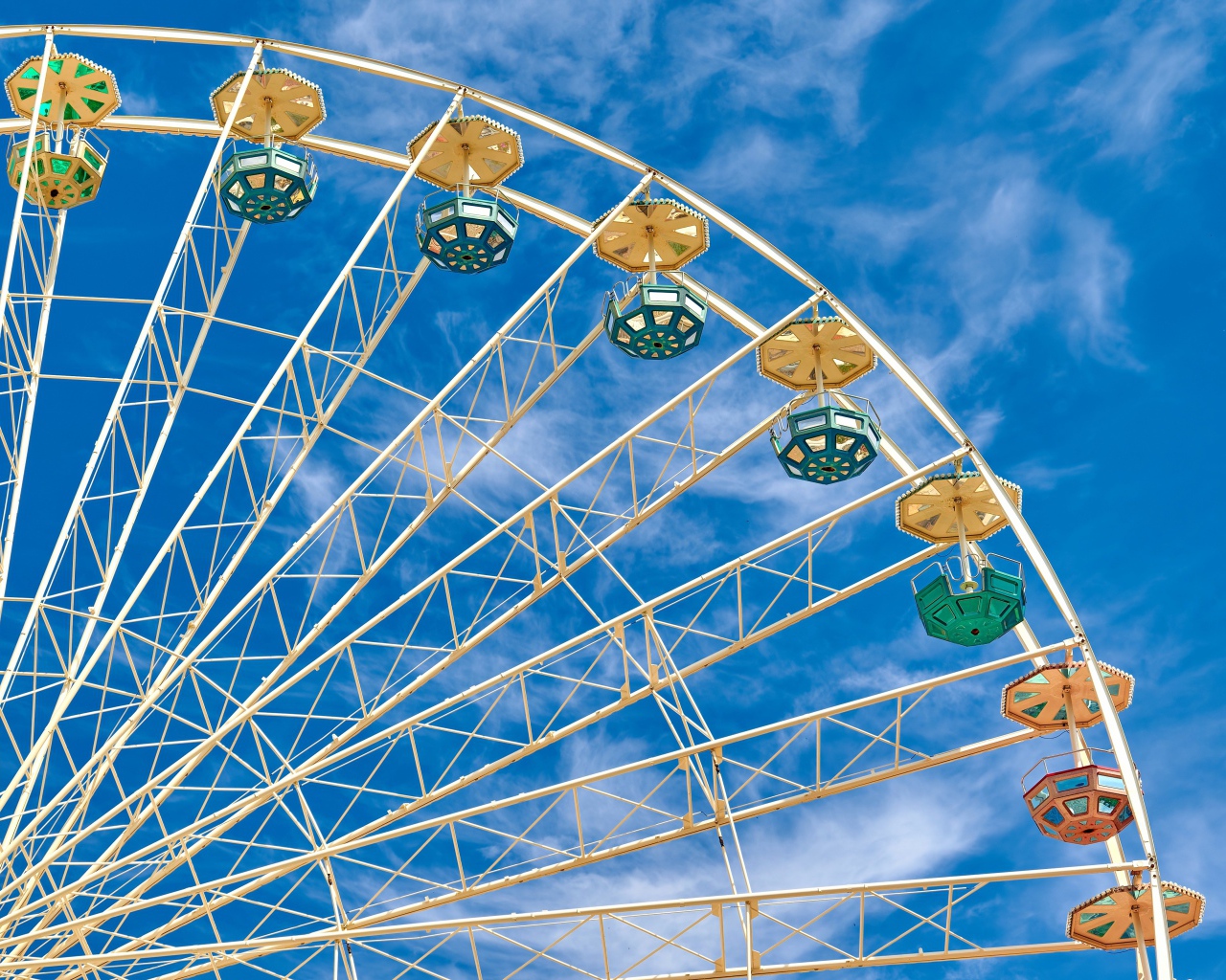 Колесо обозрения на фоне голубого неба