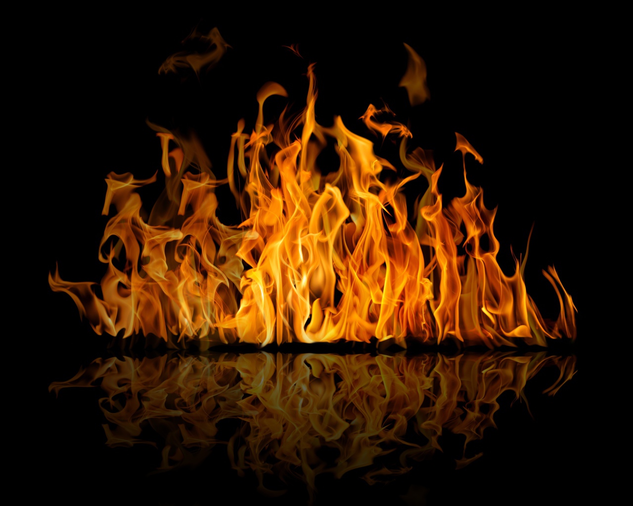 Горячий огонь отражается в черной поверхности