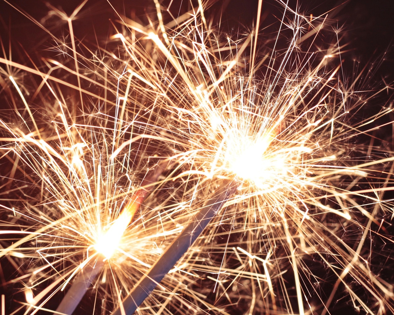 Зажженные бенгальские огни крупным планом 