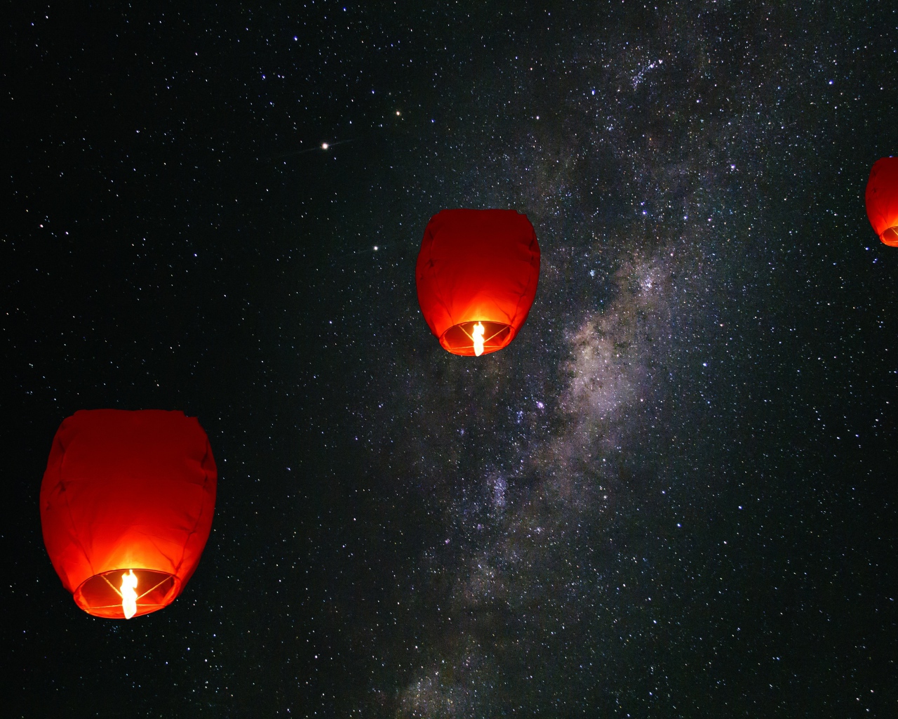 Зажженные китайские фонарики в небе 