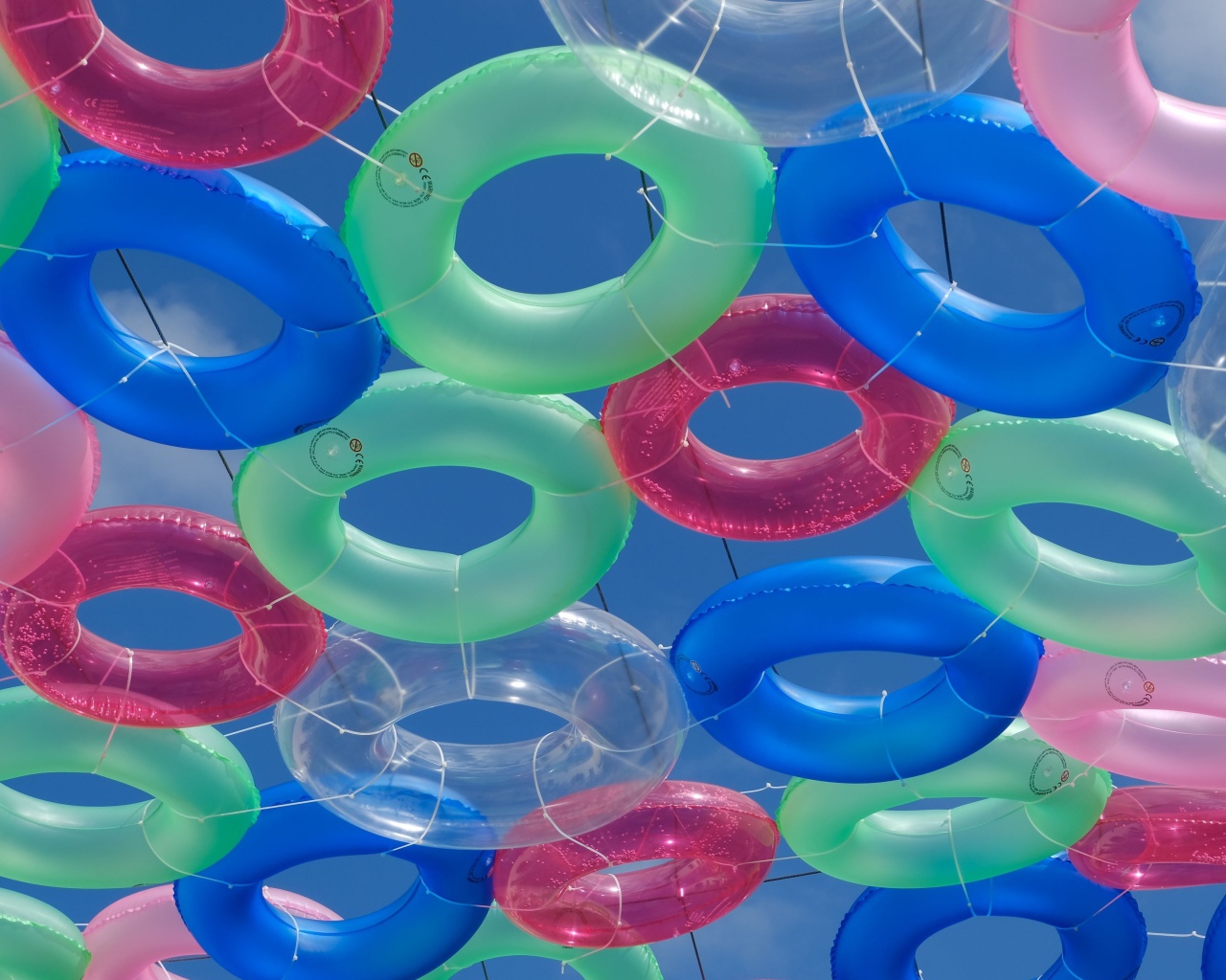 Много разноцветных надувных кругом в небе 