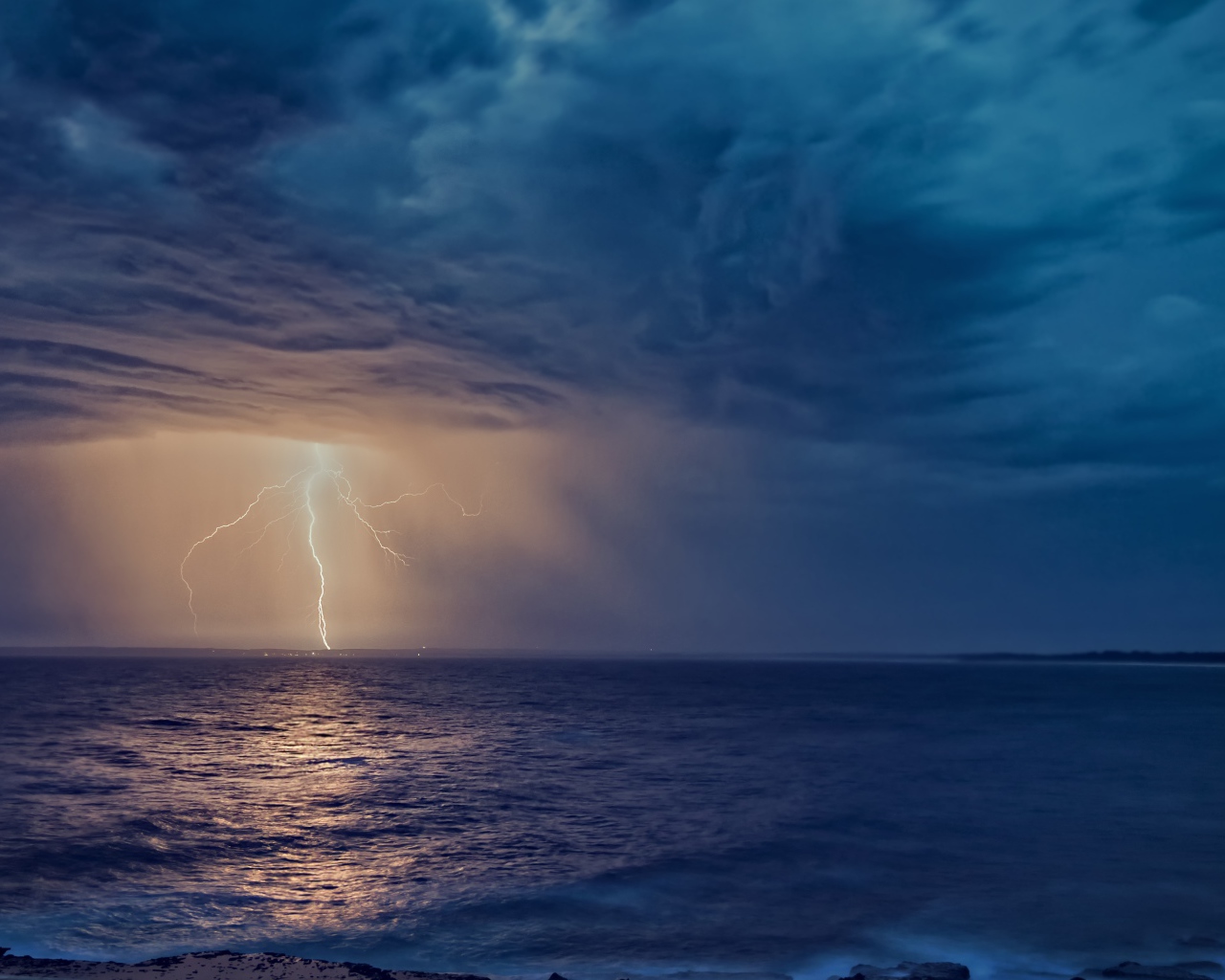 Белая молния рассекает небо в море 