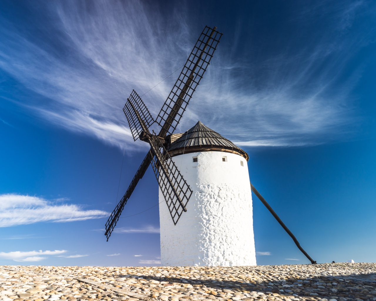 Белая ветряная мельница на фоне голубого неба