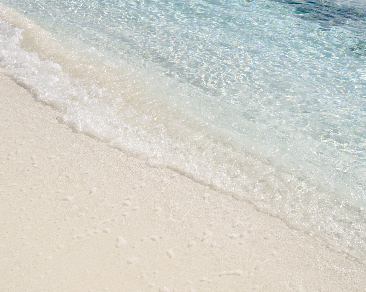 Чистая вода на белом морском песке