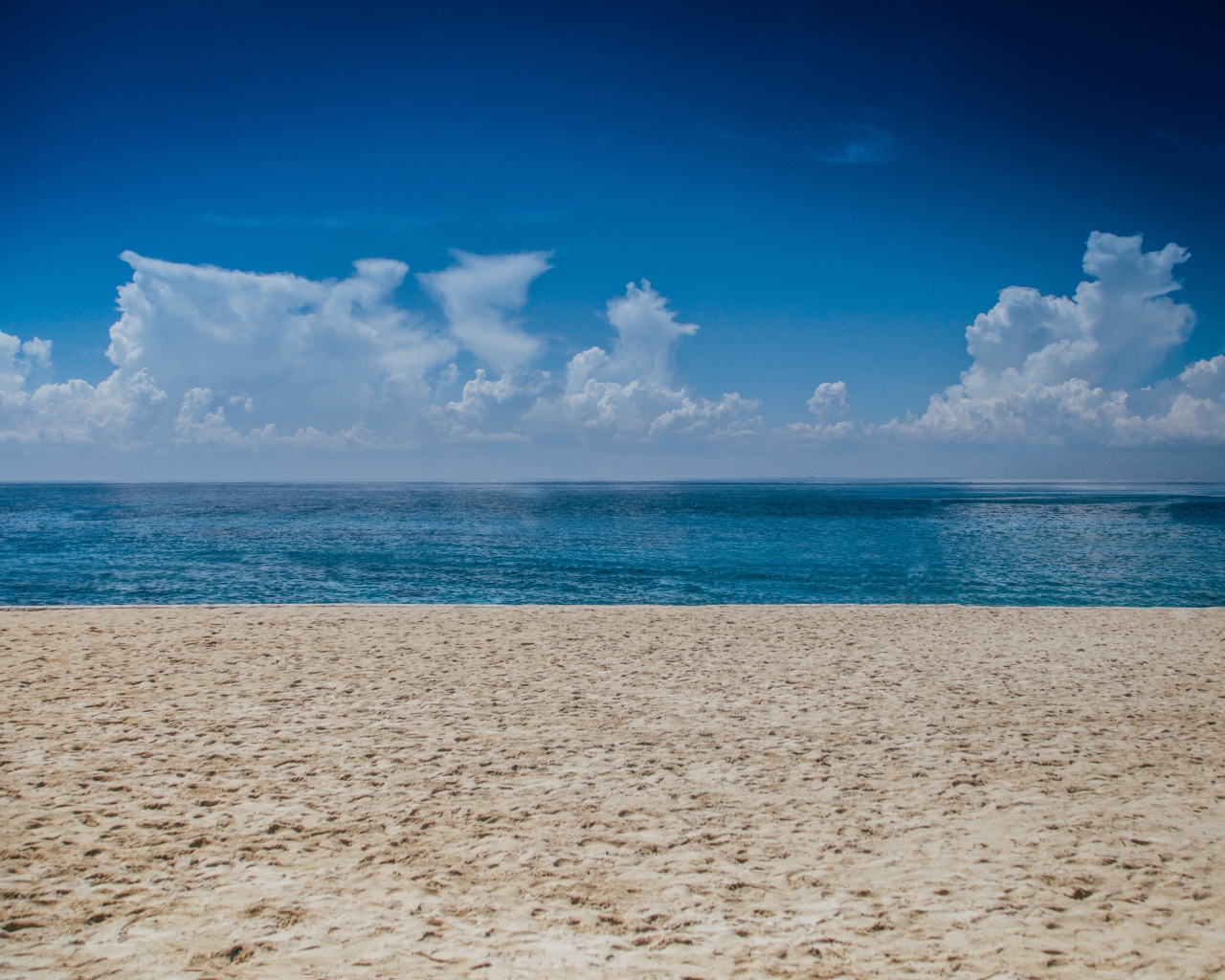 Следы на мокром песке у моря 