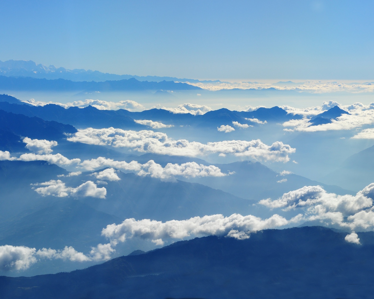 Красивые белые облака над вершинами гор 