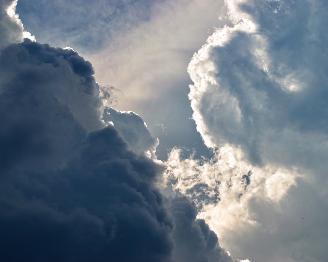 Солнце пробивается сквозь густые белые облака