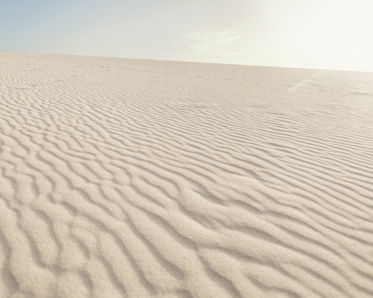 Красивый волнистый белый песок в пустыне