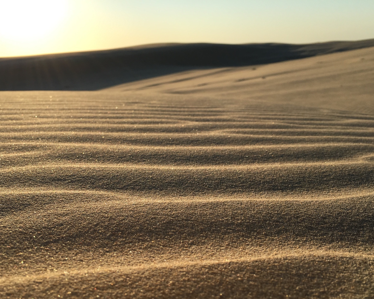 Золотистый песок в пустыне волнами